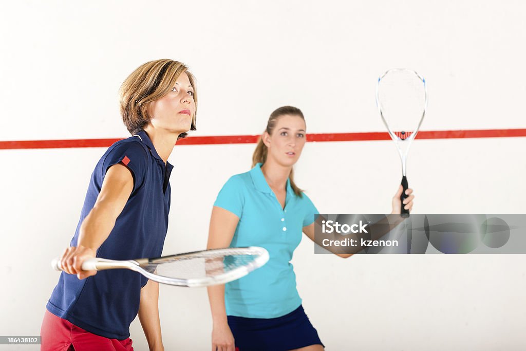 El deporte de raqueta de Squash en el gimnasio, las mujeres de la competencia - Foto de stock de Actividad libre de derechos