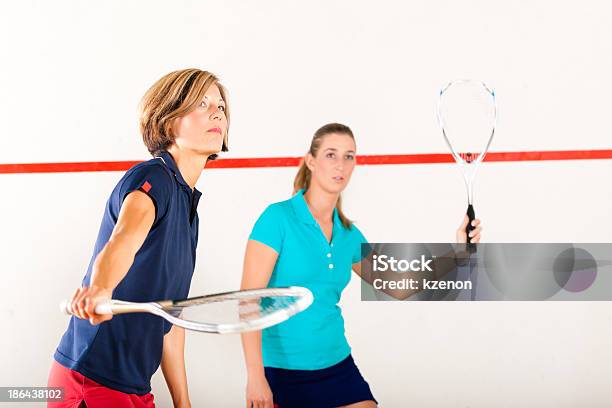 El Deporte De Raqueta De Squash En El Gimnasio Las Mujeres De La Competencia Foto de stock y más banco de imágenes de Actividad