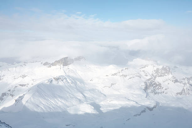 montanha coberta de neve em nuvem grosso - monch sun snow european alps imagens e fotografias de stock