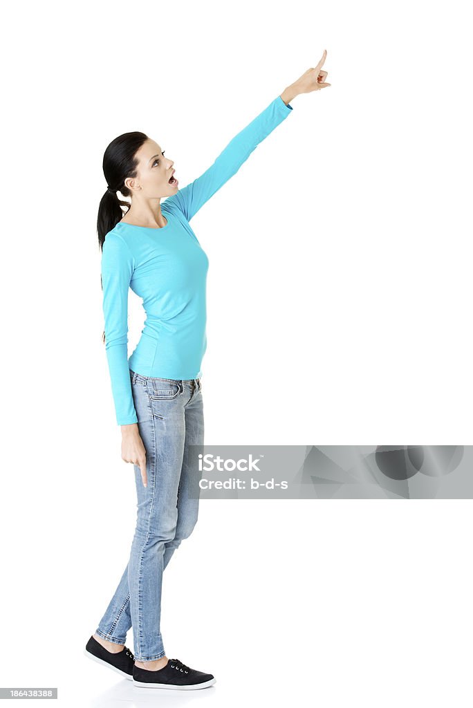 Atractiva mujer señalando en highcopy espacio. - Foto de stock de Adolescente libre de derechos