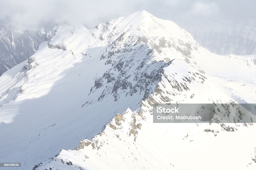 Schneebedeckte Berge unter dicken cloud - Lizenzfrei Alpen Stock-Foto