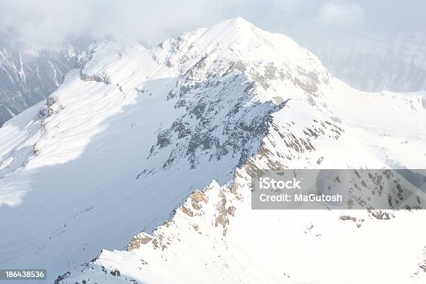 Schneebedeckte Berge Unter Dicken Cloud Stockfoto und mehr Bilder von Alpen - Alpen, Anhöhe, Aster