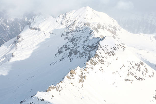 montanha coberta de neve em nuvem grosso - monch sun snow european alps imagens e fotografias de stock