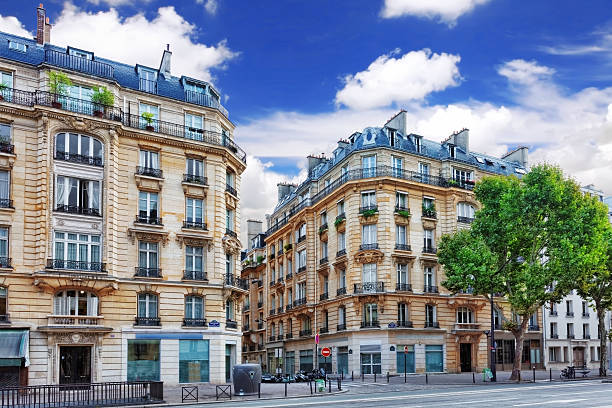 stadt, urban blick auf gebäude im paris.france. - paris straße stock-fotos und bilder