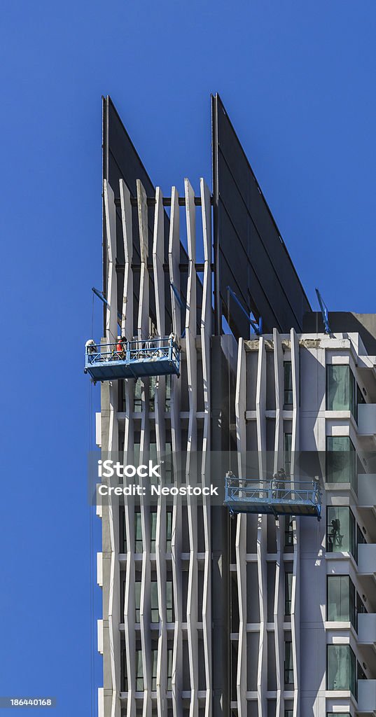 Trabajador trabajo en equipo en la Fachada de edificio alto - Foto de stock de Adulto libre de derechos