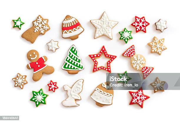 Lebkuchencookies Die Auf Weißem Hintergrund Stockfoto und mehr Bilder von Weihnachten - Weihnachten, Keks, Lebkuchengebäck