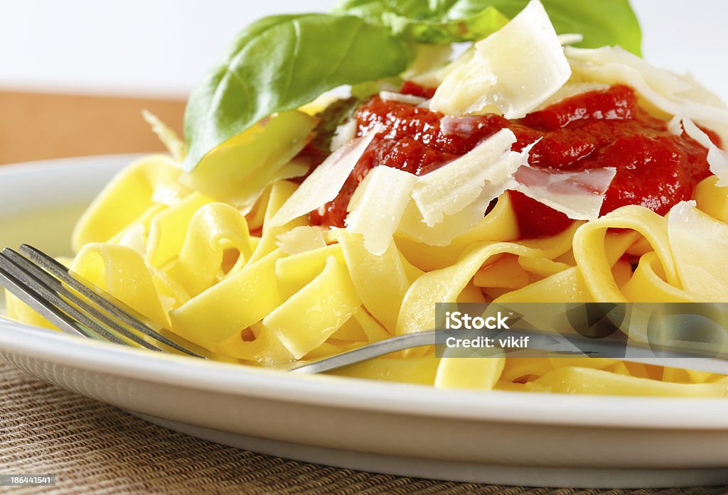 Cinta de pasta con salsa de tomate y queso parmesano pasta - Foto de stock de Albahaca libre de derechos