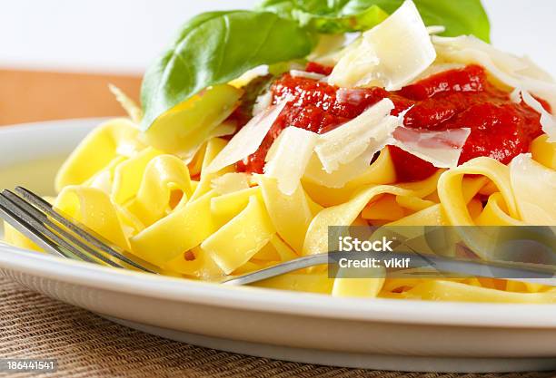 Nastro Di Pasta Con Concentrato Di Pomodoro E Parmigiano - Fotografie stock e altre immagini di Alimentazione sana