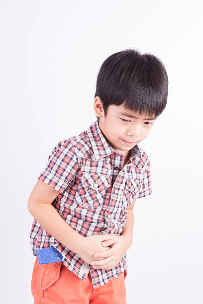 Poco niño, mostrando el dolor de estómago - foto de stock