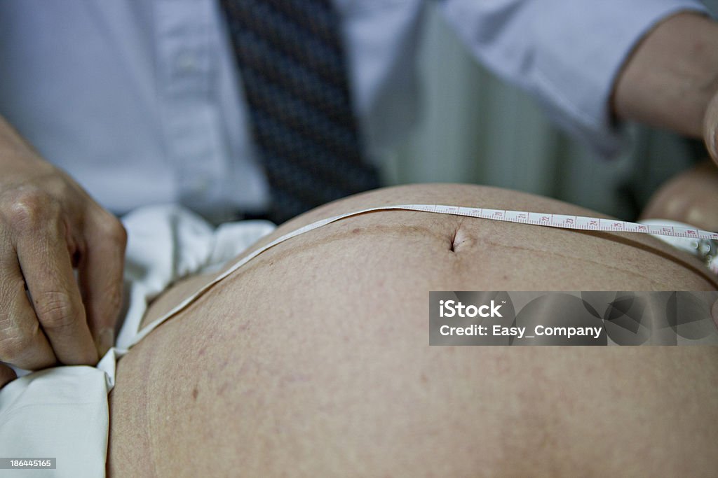 Położnik sprawdzać w ciąży brzuch, skanowania ultradźwiękowego. - Zbiór zdjęć royalty-free (Analizować)