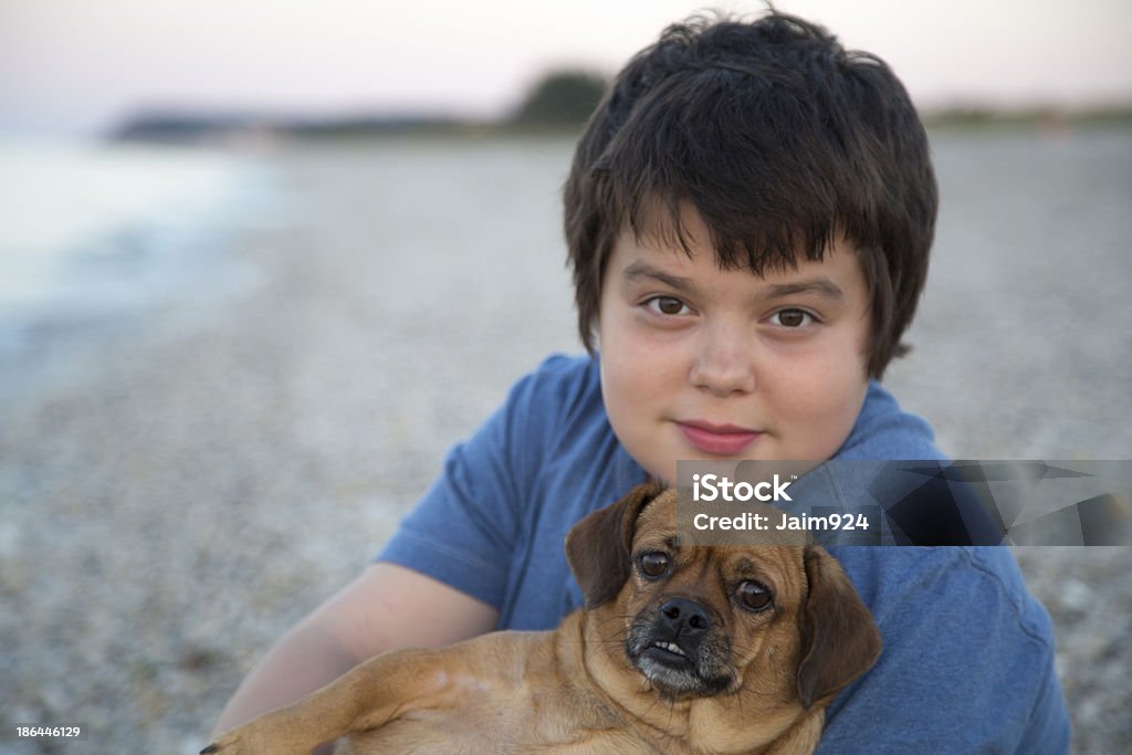 Rapaz engraçado, com o cão - Royalty-free Criança Foto de stock
