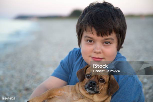 Rapaz Engraçado Com O Cão - Fotografias de stock e mais imagens de Criança - Criança, Adolescência, Amizade