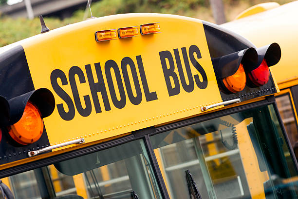 スクールバス子供が一緒に乗れる小学生教育交通フラッシャ信号 - bussing ストックフォトと画像