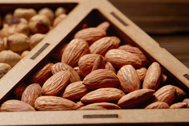 gros plan d’amandes décortiquées dans une boîte. prise de vue macro. - dried fruit variation healthy eating snack photos et images de collection