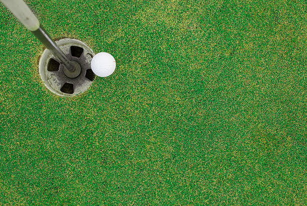 ホールのゴルフボール近く - putting golf sports flag short game ストックフォトと画像