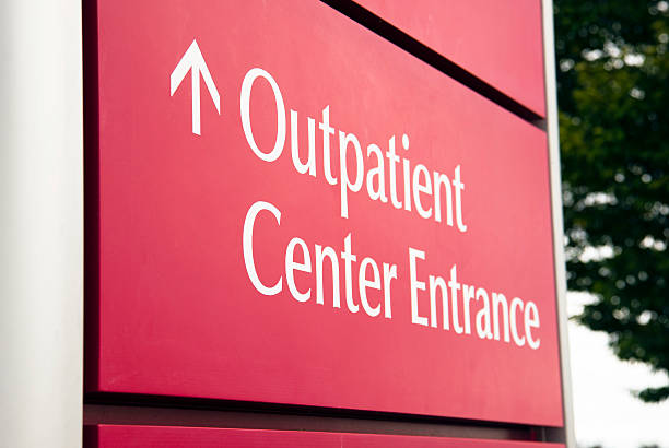 big red centro di ingresso ospedale ambulatoriale di emergenza sanitaria - segnale di uscita demergenza foto e immagini stock