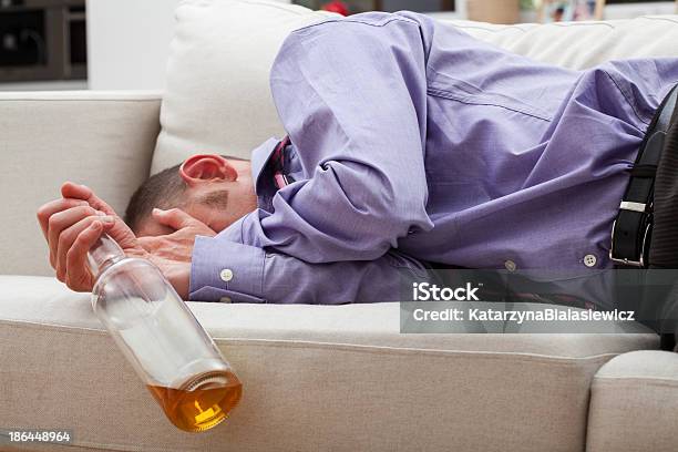 Bêbedo Dormir Empresário - Fotografias de stock e mais imagens de Abuso de Álcool - Abuso de Álcool, Adulto, Beber