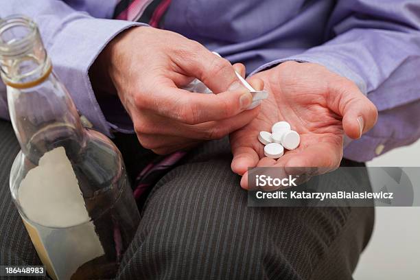 Hombre Con Analgésicos Y El Alcohol Foto de stock y más banco de imágenes de Bebida alcohólica - Bebida alcohólica, Combinar, Píldoras