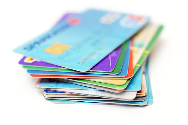 les cartes de crédit pile sur blanc - credit card photography stack finance photos et images de collection