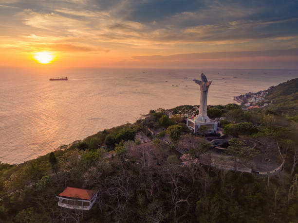 nhìn từ trên không thành phố vũng tàu, việt nam, toàn cảnh thành phố biển yên bình và xinh đẹp phía sau bức tượng chúa kitô vua đứng trên núi nho ở thành phố vũng tàu. - vũng tàu hình ảnh sẵn có, bức ảnh & hình ảnh trả phí bản quyền một lần