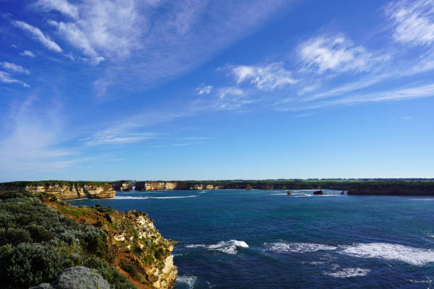 belle formation rocheuse et paysage océanique le long du chemin de la great ocean road - australian culture sea coastline rock formation photos et images de collection