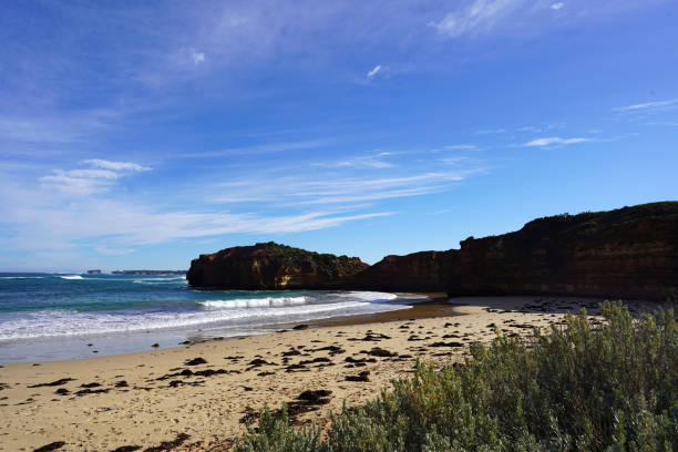 belle formation rocheuse et paysage océanique le long du chemin de la great ocean road - australian culture sea coastline rock formation photos et images de collection