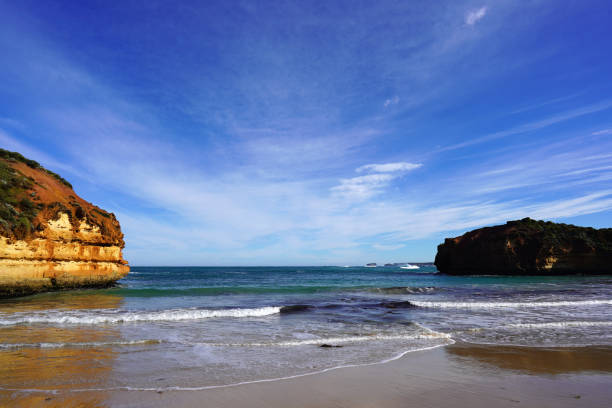 belle formation rocheuse et paysage océanique le long du chemin de la great ocean road - australian culture sea coastline rock formation photos et images de collection