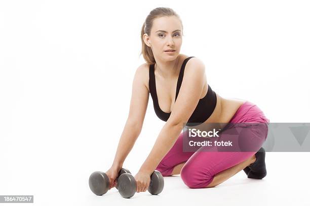 Mujer Joven Haciendo Ejercicios Con Pesas Y Retención Foto de stock y más banco de imágenes de Actividad