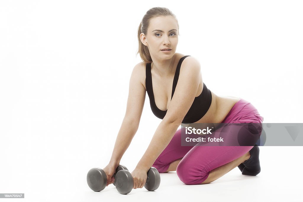 Giovane donna facendo fitness con pesi e - Foto stock royalty-free di Abbigliamento sportivo