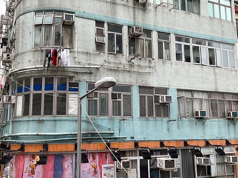 Hong Kong’s nostalgic houses and people’s unique and interesting lifestyles, such as drying clothes outdoors and adding balconies to the exterior walls