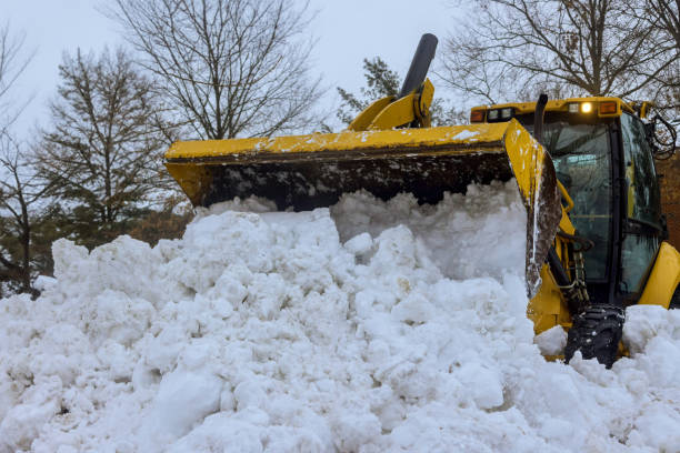 después de fuertes nevadas, los camiones quitanieves de tormenta de nieve retiran la nieve del estacionamiento - snowplow snow parking lot truck fotografías e imágenes de stock