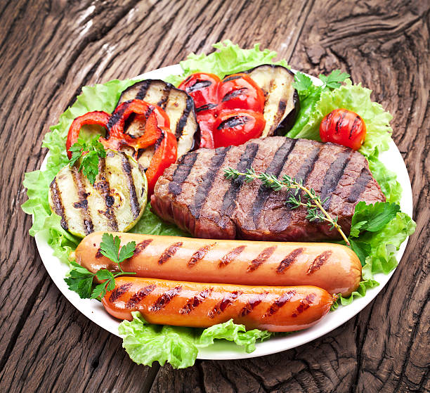 istock Grilled steak,sausages and vegetables over lettuce leaves. 186477825