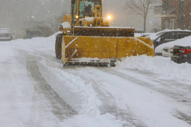 los camiones quitanieves retiran la nieve de los estacionamientos después de fuertes nevadas - snowplow snow parking lot truck fotografías e imágenes de stock