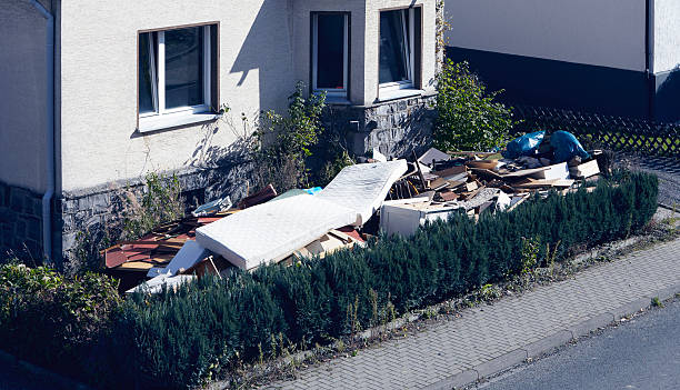 alone standing house with rubbish from high-angle perspective - skräpig trädgård bildbanksfoton och bilder