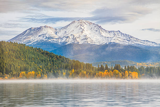 Beautiful Mountain and lake Mountain of Mt Shasta mt shasta stock pictures, royalty-free photos & images