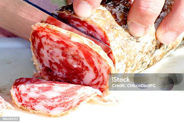 Photo libre de droit de Boucher Coupe Du Salami Avec Un Couteau 3 banque d'images et plus d'images libres de droit de Acier - Acier, Ail - Légume à bulbe, Aliment