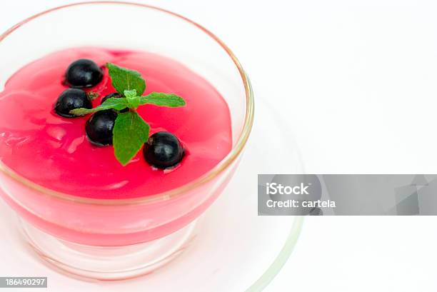 Dessert Di Blackcurrant Su Sfondo Bianco - Fotografie stock e altre immagini di Bibita - Bibita, Bicchiere, Cibo