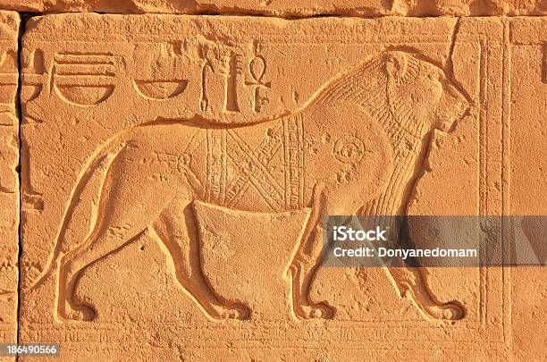 Photo libre de droit de Hiéroglyphe Sur Les Murs Antiques Du Temple De Karnak À Louxor banque d'images et plus d'images libres de droit de Afrique