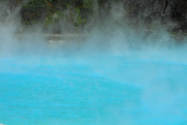 istock Beautiful blue geothermal lake 186491083