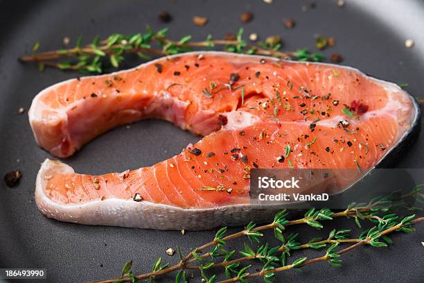 Filete De Salmão Com Tomilho E Pimenta - Fotografias de stock e mais imagens de Frigideira - Frigideira, Salmão - Peixe, Alimentação Saudável