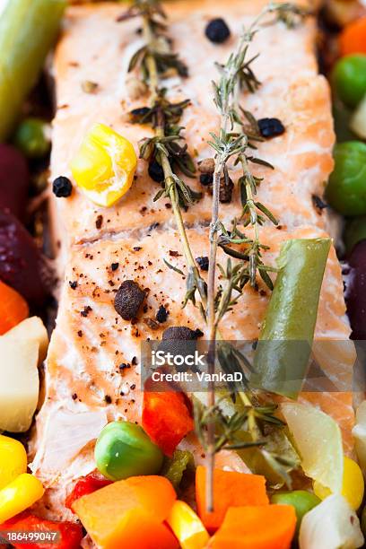 Filete De Salmão Com Legumes E Tomilho - Fotografias de stock e mais imagens de Alimentação Saudável - Alimentação Saudável, Assado, Comida