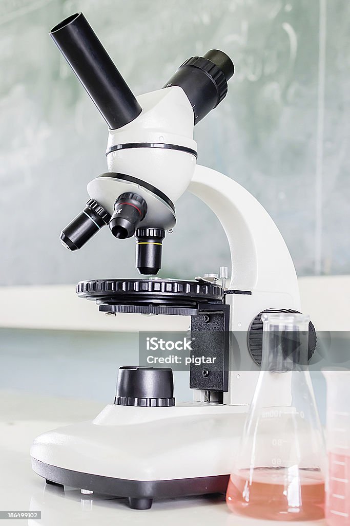 Microscopio - Foto de stock de Analizar libre de derechos