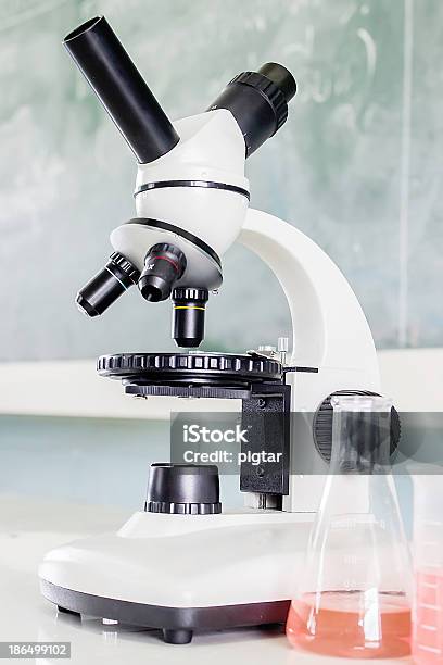 Microscopio Foto de stock y más banco de imágenes de Analizar - Analizar, Asistencia sanitaria y medicina, Azul