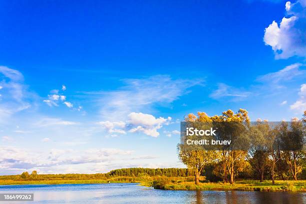 Paisaje Con Río Y Cielo Azul Foto de stock y más banco de imágenes de Agua - Agua, Aire libre, Amarillo - Color