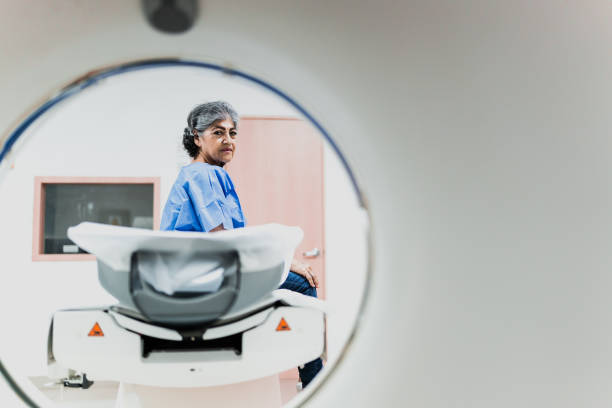 portret starszej kobiety czekającej na badanie tomograficzne w szpitalu - mri scanner healthcare and medicine medical exam brain zdjęcia i obrazy z banku zdjęć
