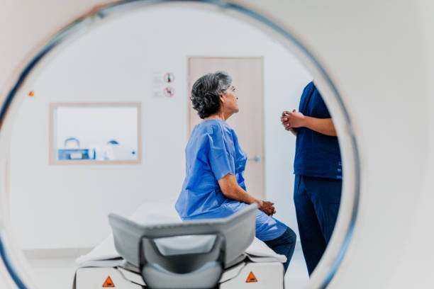starsza kobieta rozmawia z pielęgniarką na tomografii mri w szpitalu - brain surgery mri scanner cat scan oncology zdjęcia i obrazy z banku zdjęć