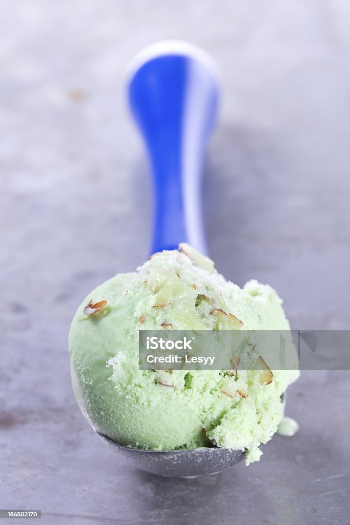 Bolas de pistacho cuchara de helado. - Foto de stock de Alimento libre de derechos