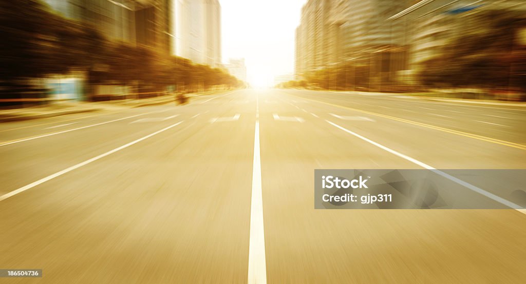 Strada in città con tramonto - Foto stock royalty-free di Ambientazione esterna