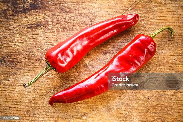 Foto de Pimentão Vermelho Na Velha Mesa De Madeira e mais fotos de stock de Alimentação Saudável - Alimentação Saudável, Aromaterapia, Calor