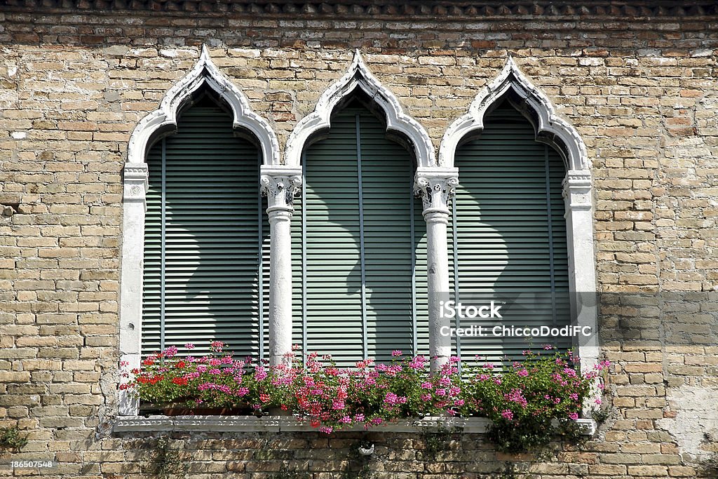 Luxuriöse blumige Balkon im venezianischen Stil mit bogenförmigen Fenstern - Lizenzfrei 18. Jahrhundert Stock-Foto